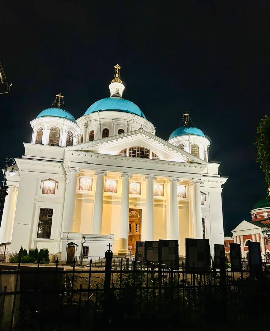 Вид на Новый Собор и Храм Казанской иконы Божьей Матери из двора дома