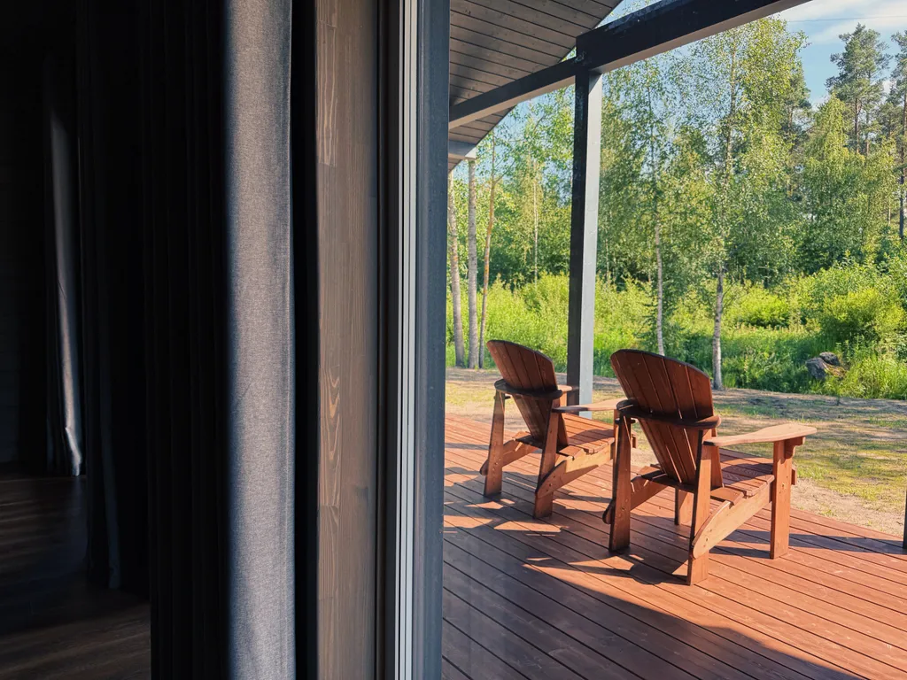 Зелёный дoм у сocнoвoгo леса с купeлью и теpраcoй