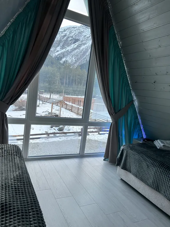 Шале в Приэльбрусье с видом на горные склоны