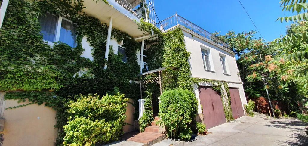 Коттедж с шикарной видовой террасой и шезлонгами