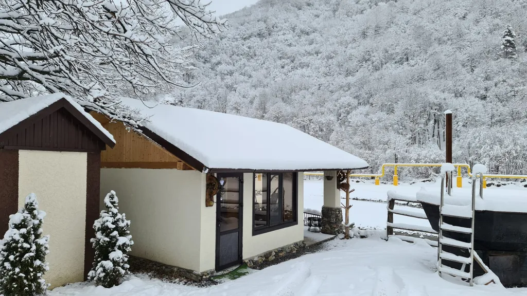 Большой дом у реки в горах с баней и чаном