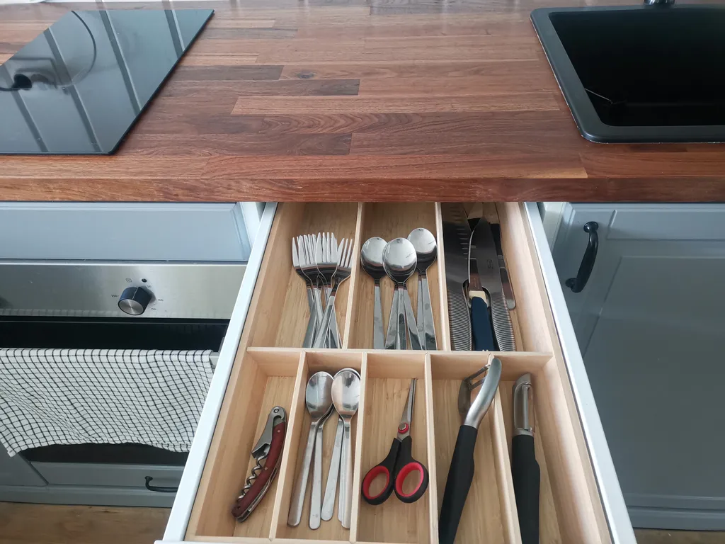 Современный уютный домик с камином на берегу реки Оки