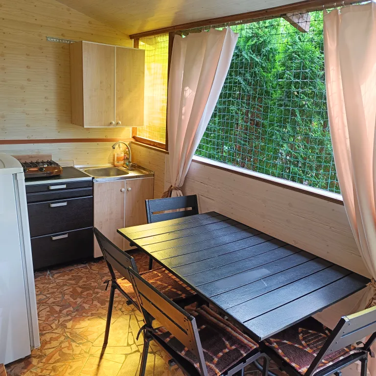 Отдельный домик с двумя комнатами со своей кухней и санузлом