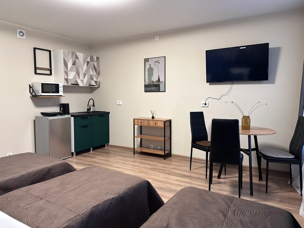 Студия с тремя раздельными кроватями