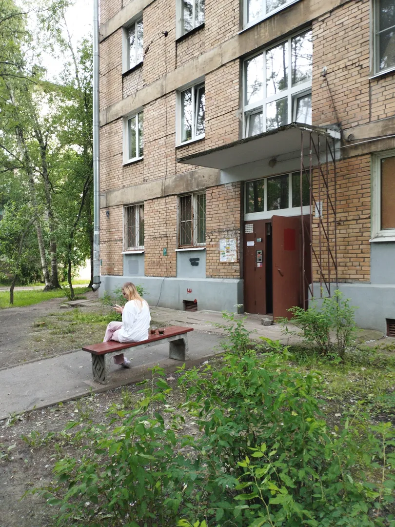 двор, дверь в подъезд