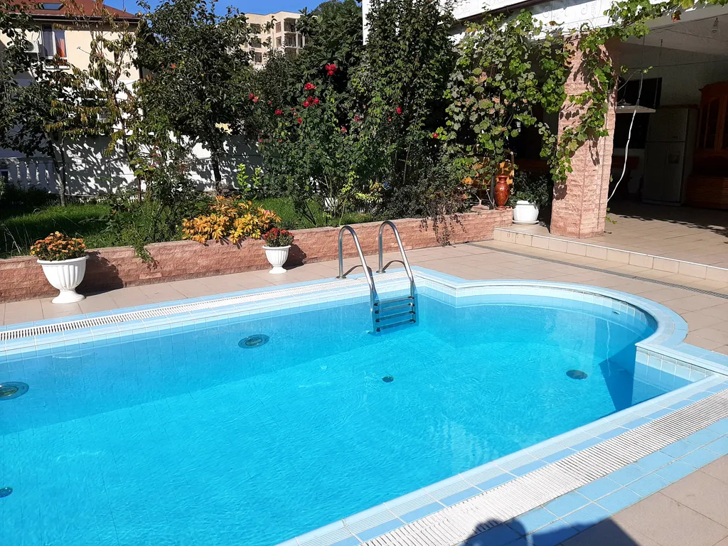 Дом с бассейном недалеко от моря