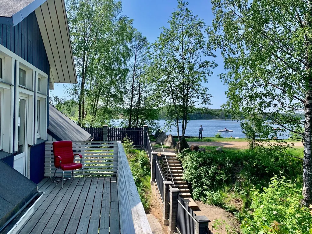 Коттедж 4+2 с сауной на берегу медного озера