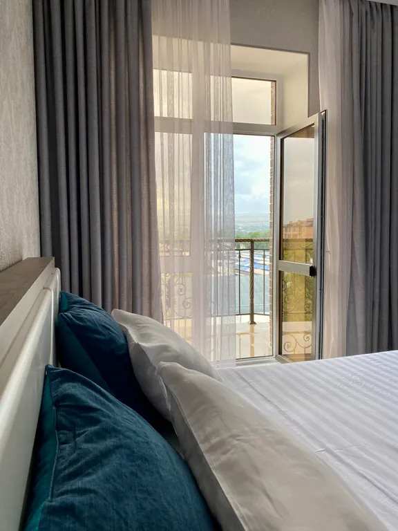 Просторная квартира с видом на горы в центре города