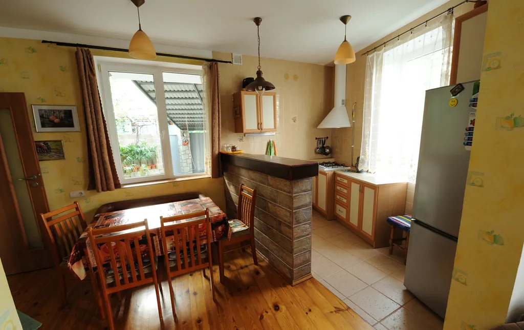 Дом с балконом, видом на море у пляжа и Воронцовского дворца