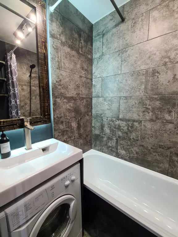 Студия с камином