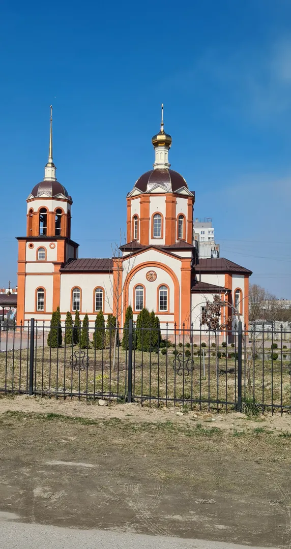 Церковь рядом  с домом.
