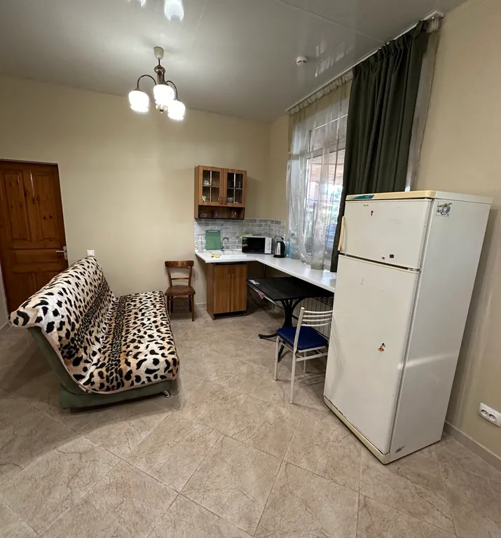 Комната с отдельным входом в частном доме и гостевая кухня