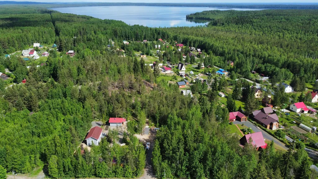 Дом и баня у скалы