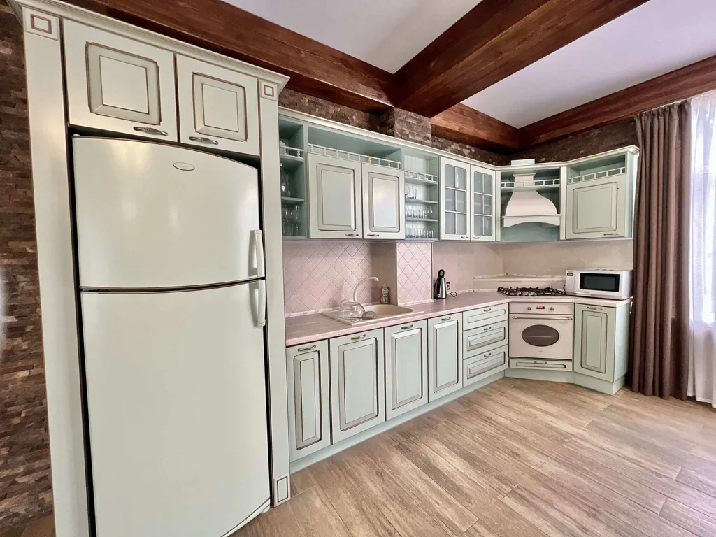 Дом в Гаспре с бассейном и беседкой