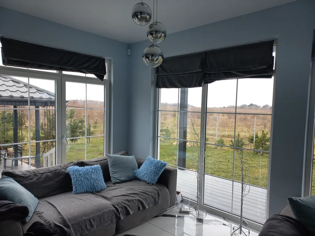 Дом с видом на море и отдельно стоящей баней.