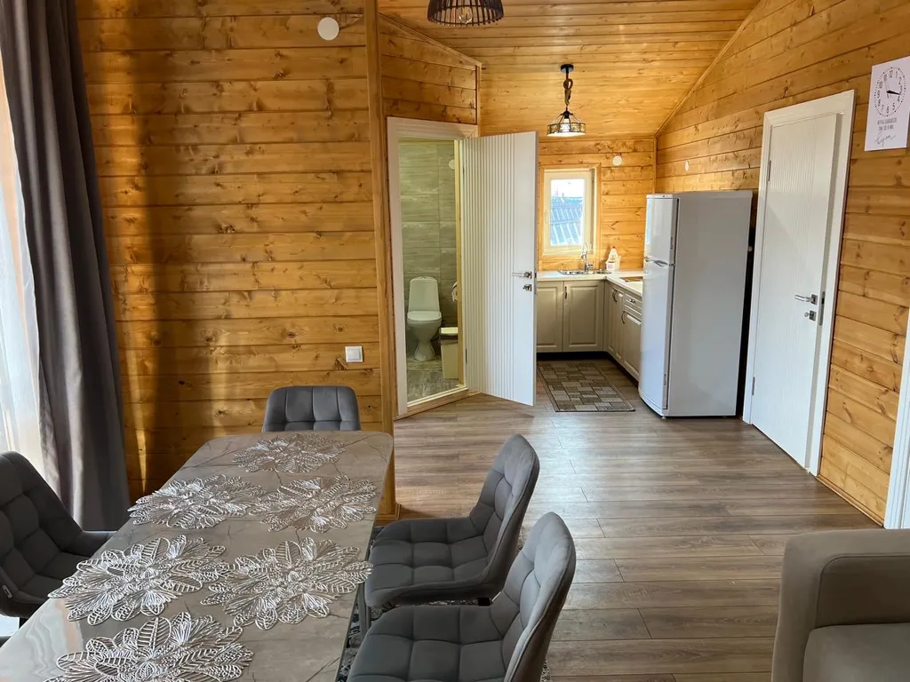 Большой шестиместный домик с двумя спальнями и гостинной кухней