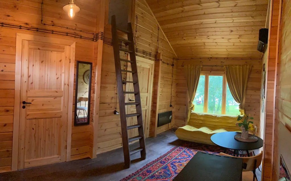 Домик с печью/камином в окружении природы