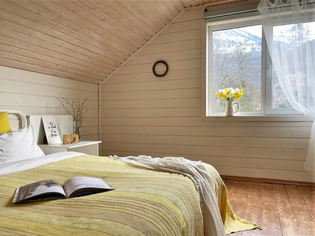 Дом с камином и с большим фруктовым садом