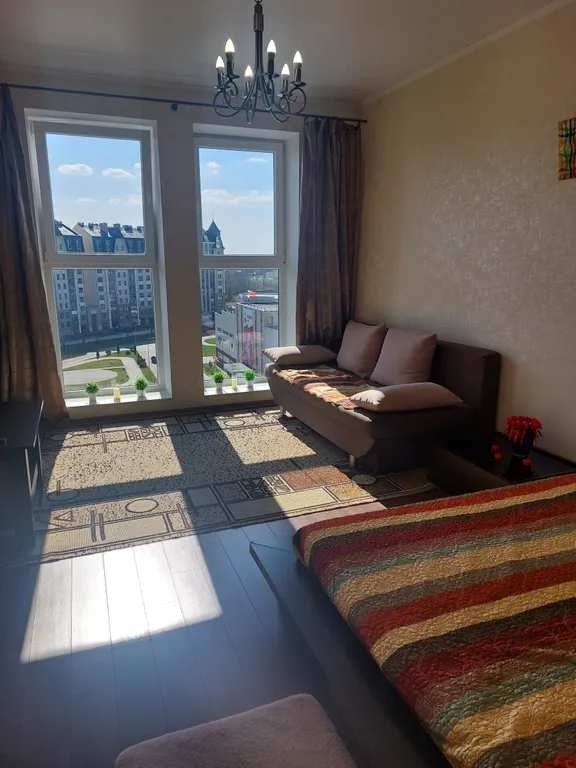 Уютная квартира с панорамными окнами в пол и красивым видом на парк