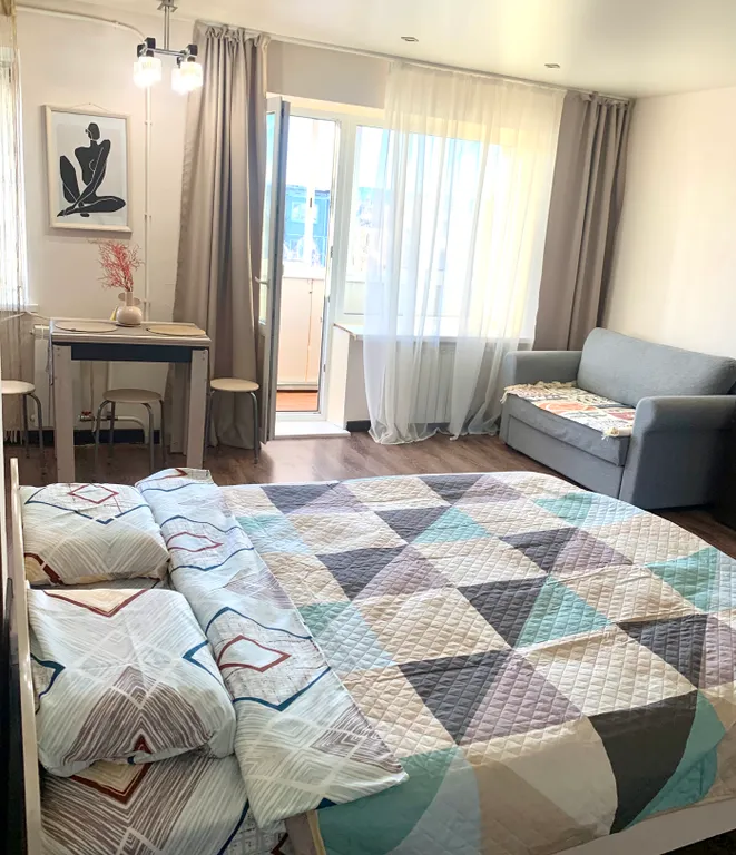 Просторная студия в нюдовых тонах недалеко от больничного городка