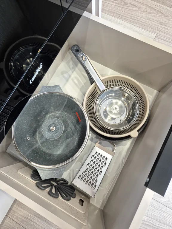 Студия с видом на лес и горы