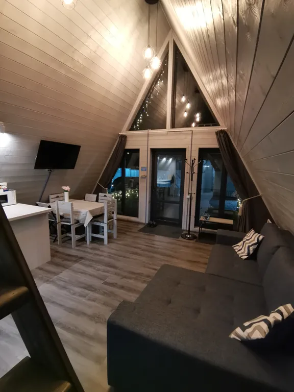 Треугольный дом шалаш в стиле Афрейм