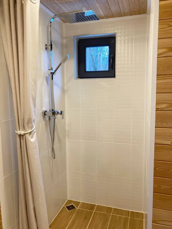 Уютный дом с камином у леса