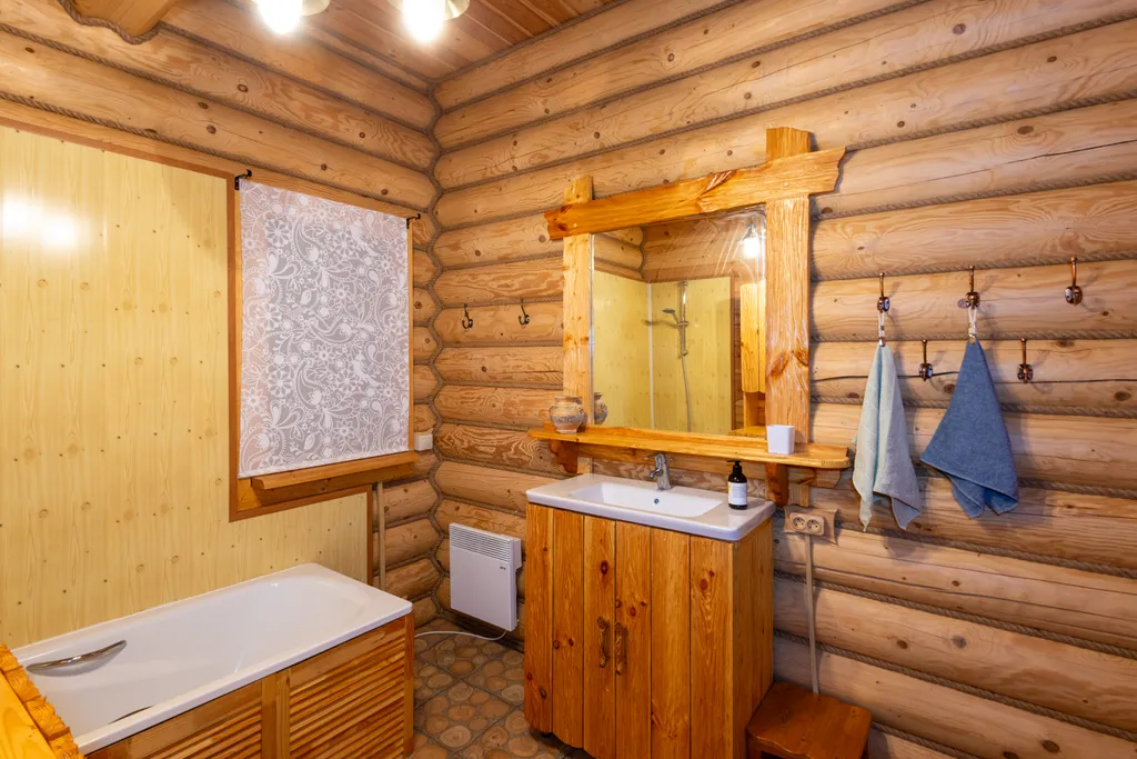 Большой деревянный коттедж рядом с озером и лесом