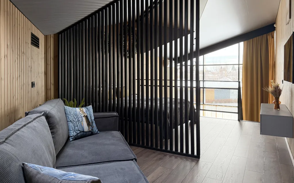 Номер на берегу реки