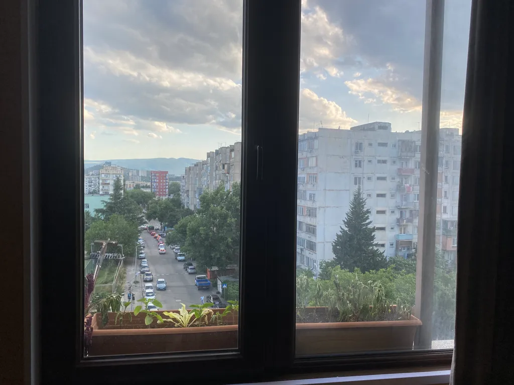 Уютная квартира с большими окнами и красивым видом