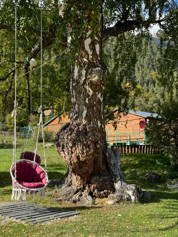 Часть дома с видом на горы