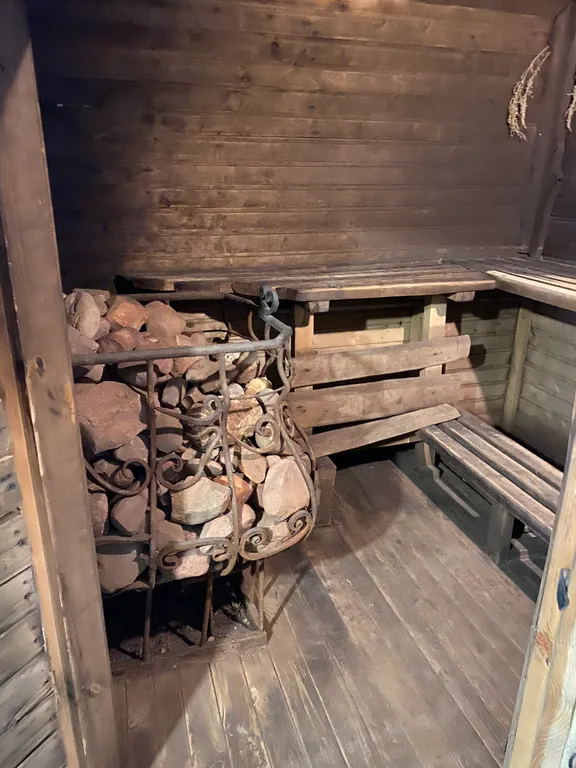 Деревенский дом с баней и террасой на берегу водоема