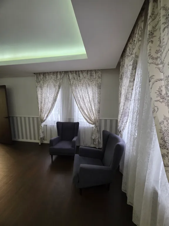 Загородный дом с бассейном и банкетным залом