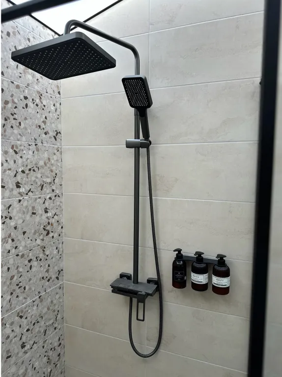 Дом-баня в красивом саду рядом с водоемом