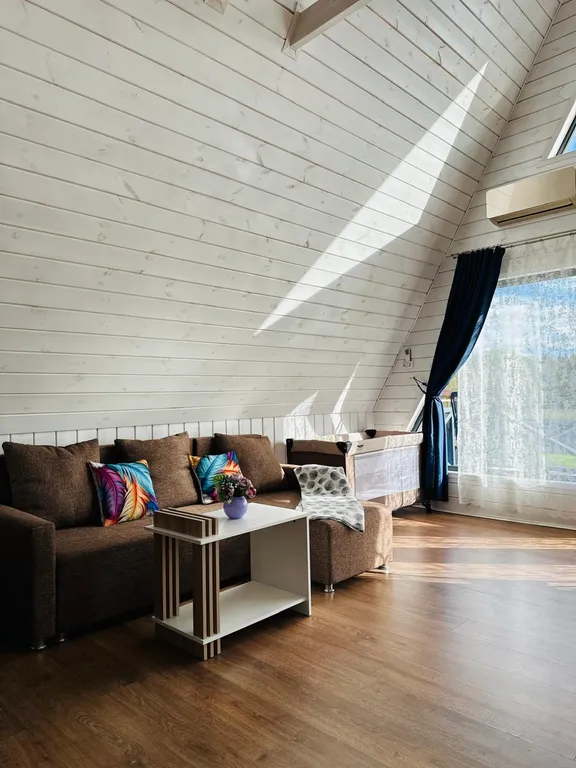 А-фрейм на берегу озера