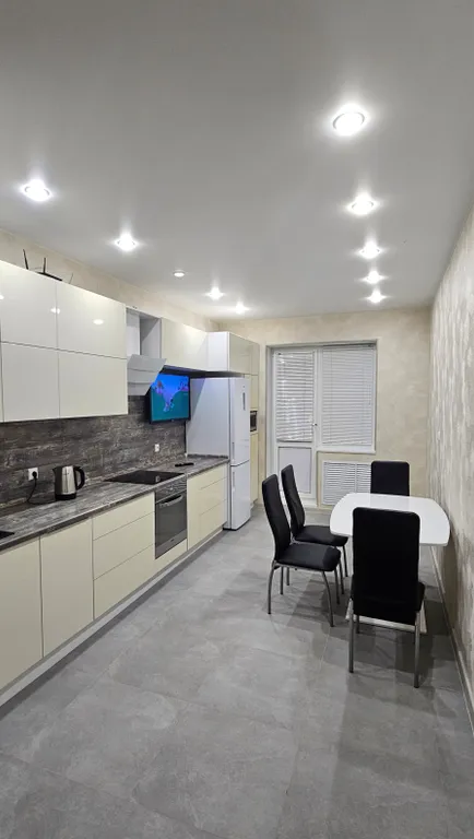 Квартира около ТЦ Аура — аренда посуточно в Сургут