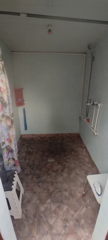 Маленький дом, простенький ремонт, не далеко он озер