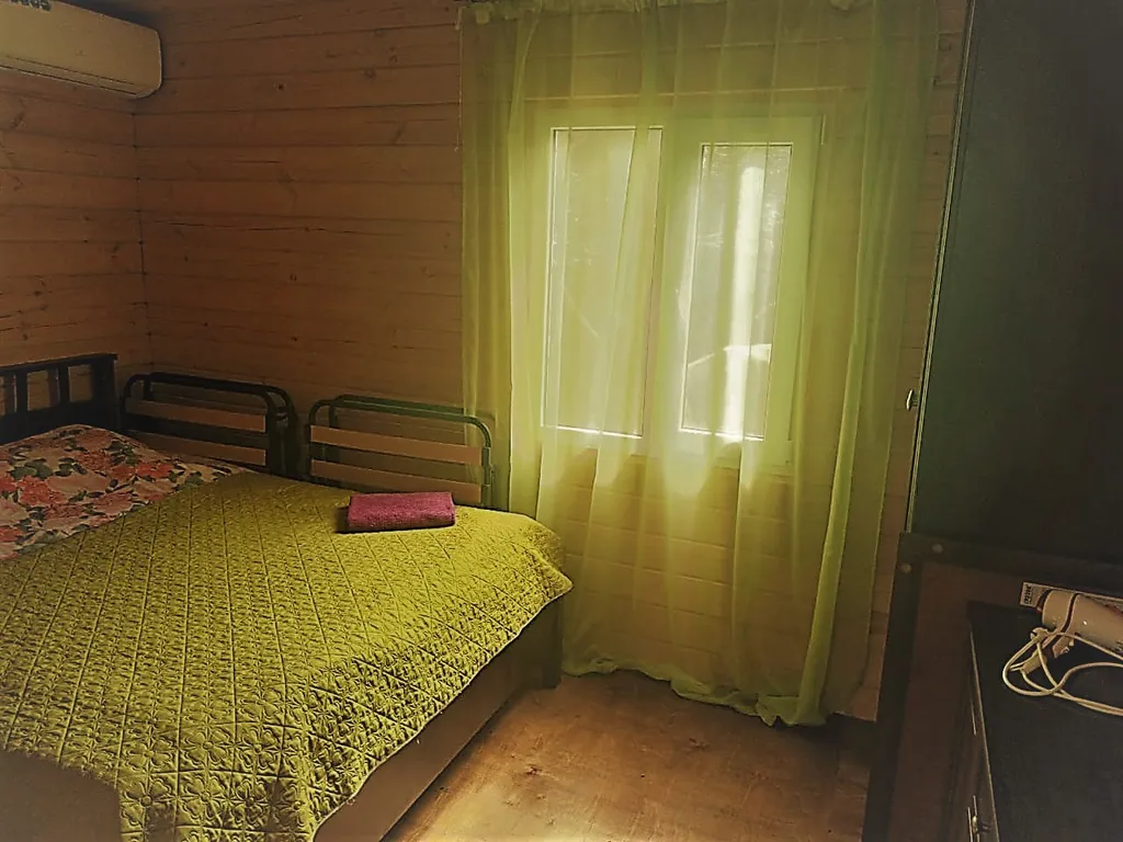 Дом с двумя спальнями, кухней, гостиной, на отдельной территории