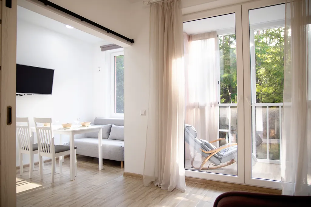 Студия с видом на сосновый лес