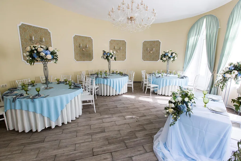 Белоснежная веранда и усадьба