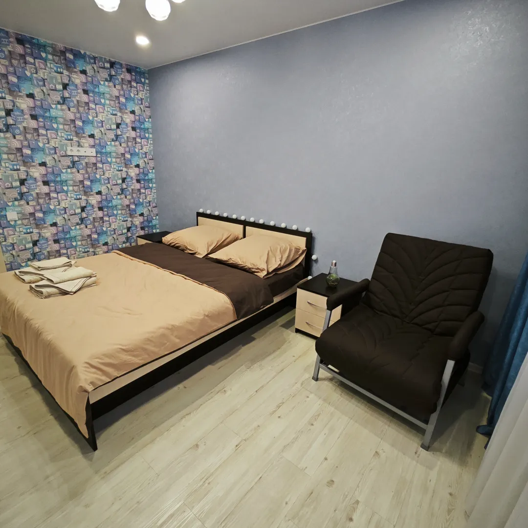 Теперь детали: в голубой комнате удобная двуспальная кровать и кресло-кровать.