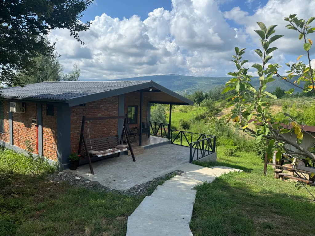 Коттедж Уютный дом с садом и прекрасным видом на горы и море — аренда посуточно в Сухум