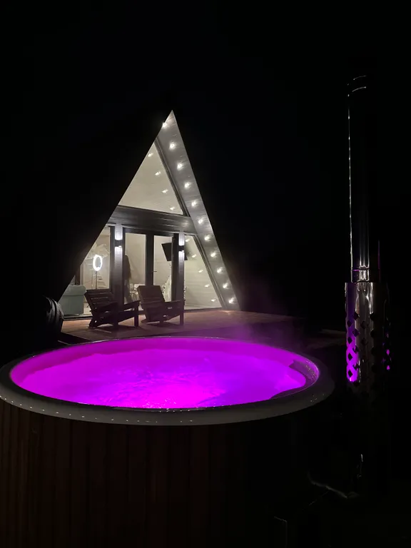 Шикарный треугольный дом А-фрейм с панорамными окнами