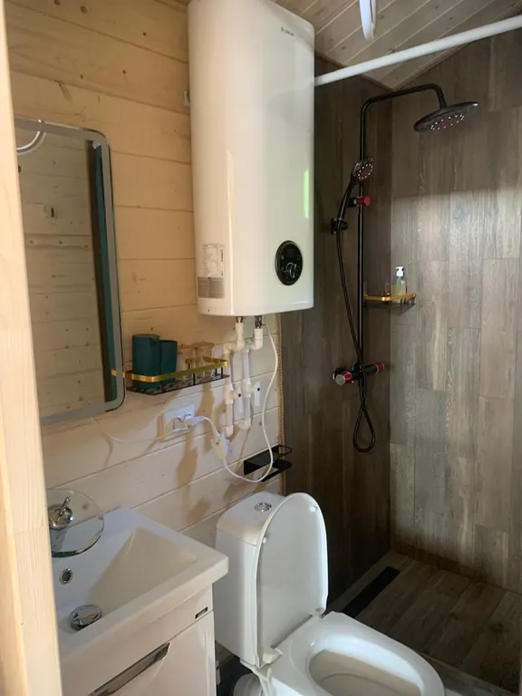 Домик у реки возле канатной дороги