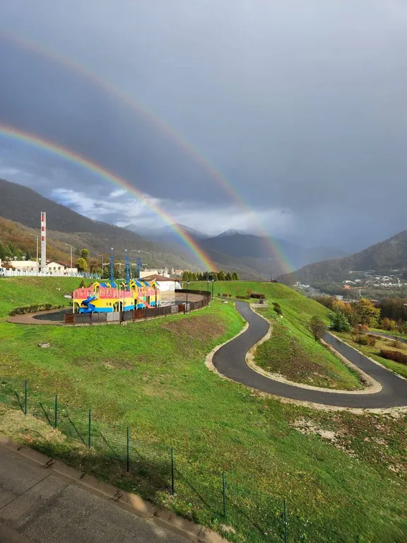 Уютная двухуровневая квартира с камином