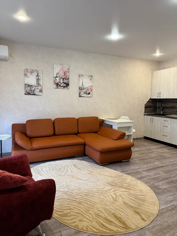 Дом с отдельным въездом и двором