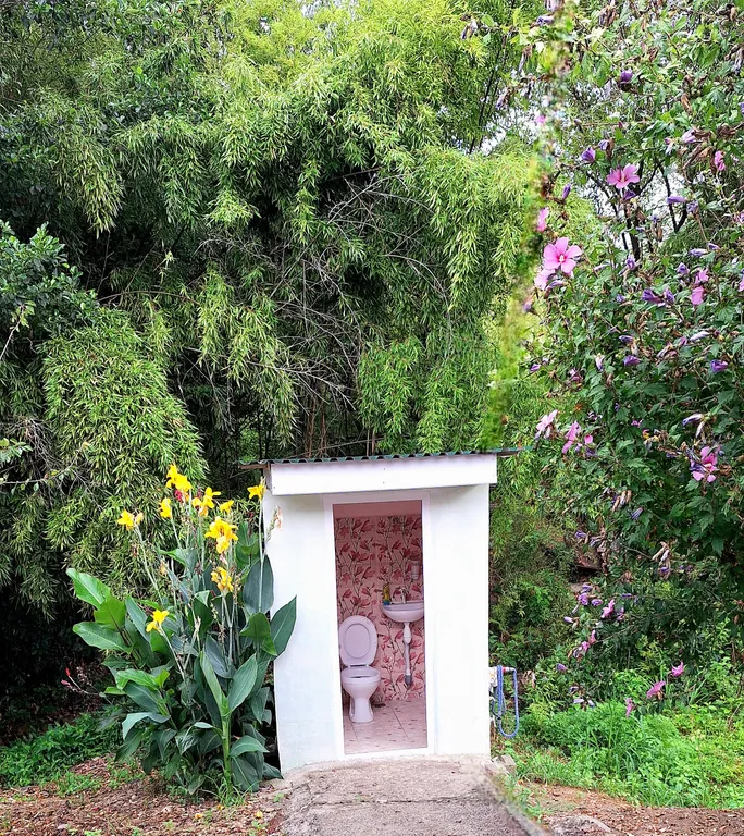 Уютная комната эконом класса с морем напротив