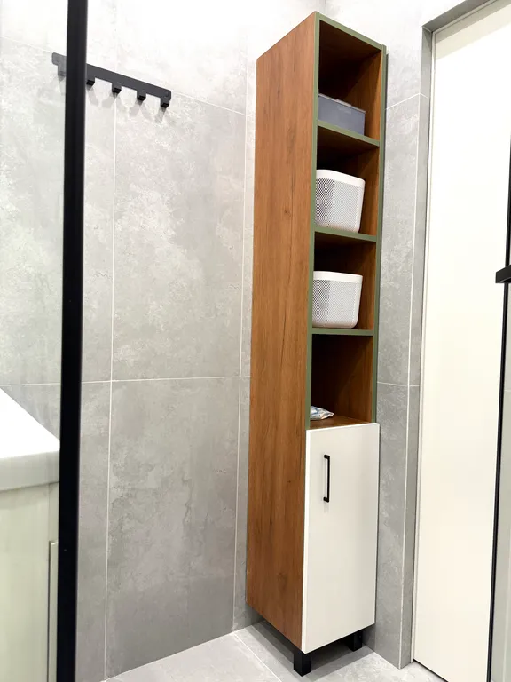 Розовая лошадка у себя дома