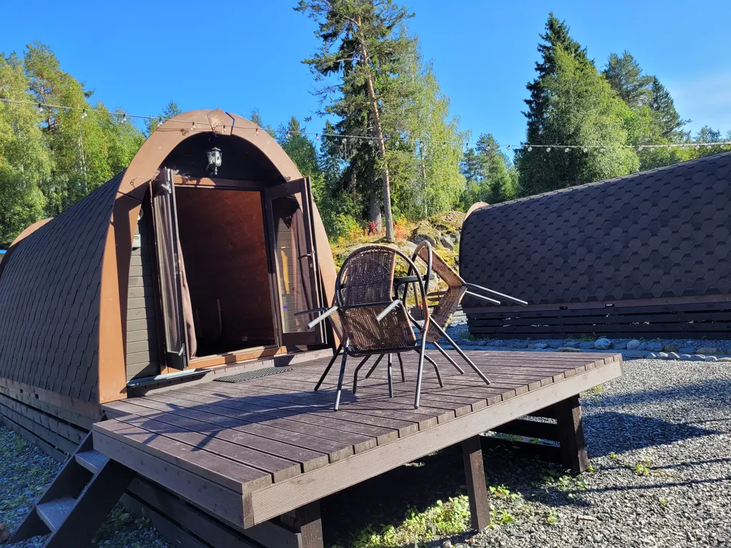 Арочный домик на краю леса с торцевым входом