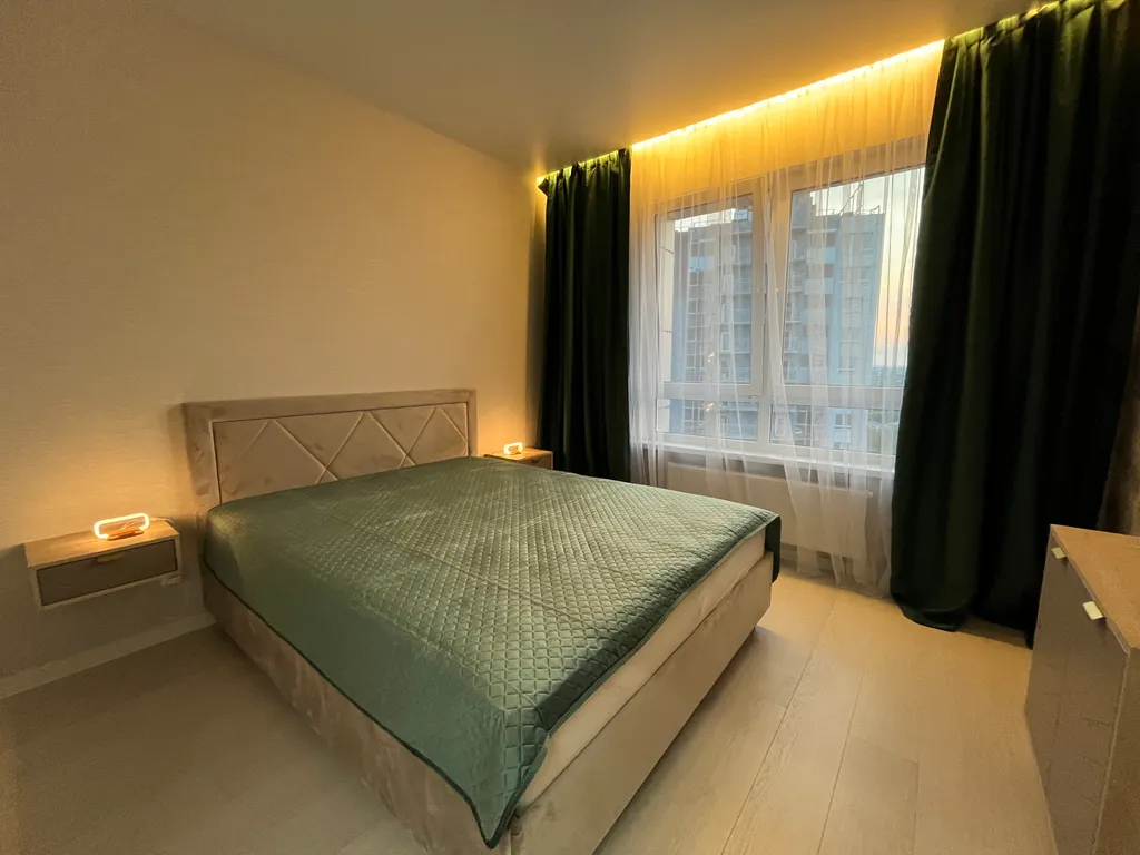 Квартира с панорамным видом на город и озеро на 20-ом этаже